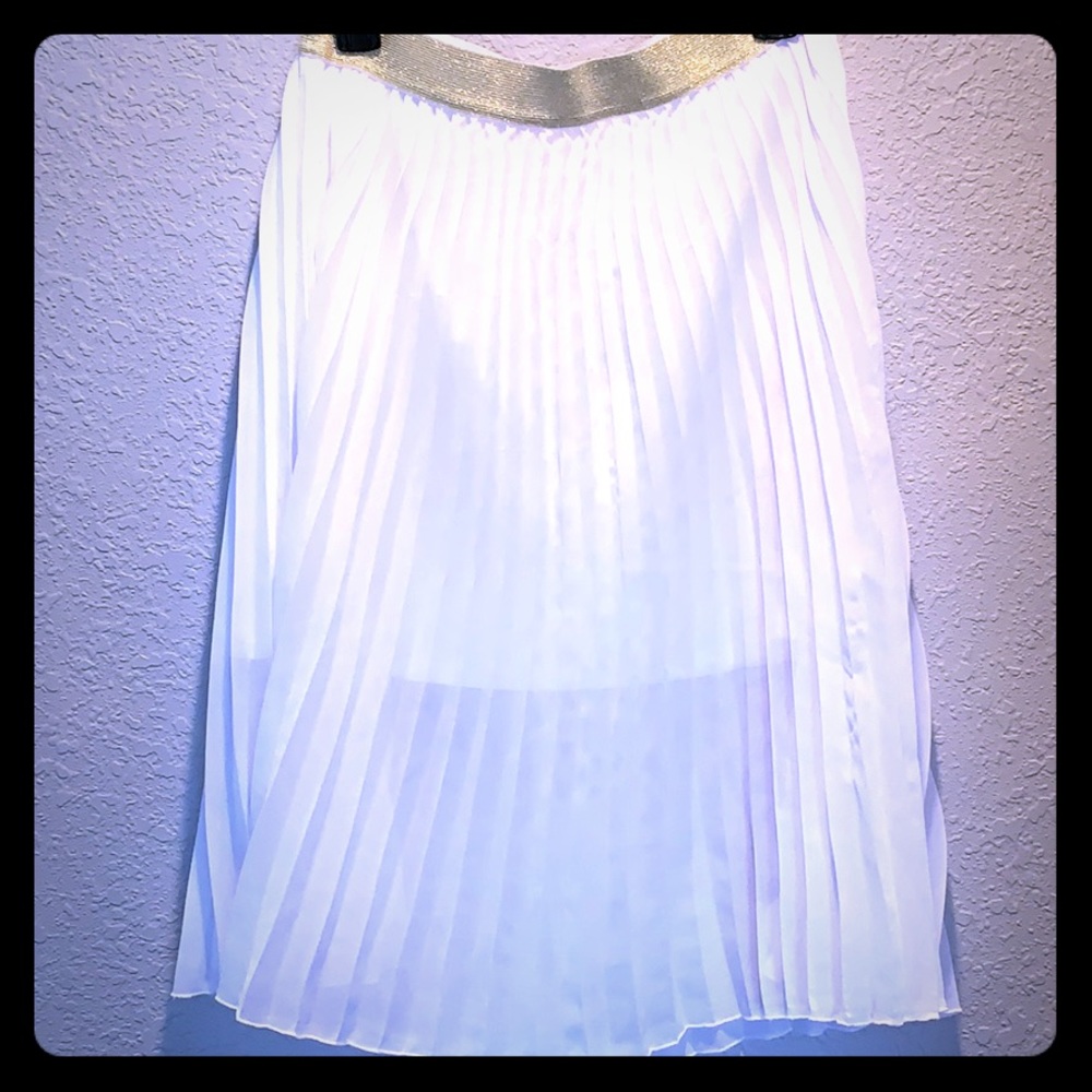 White pleated skirt with gold waistband
